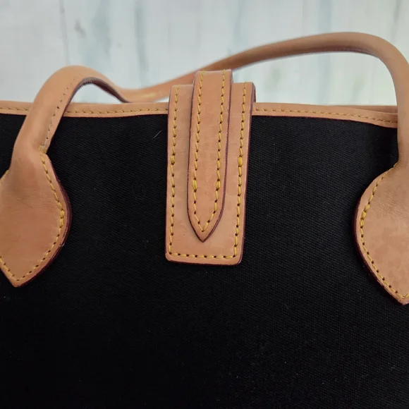 Elegant Black and Tan Tote Bag - Picture 13 of 16
